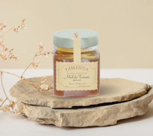 Miel de Tamaris Yamaniya, est issu des Tamaris du Yémen (Tamarix aphylla), à ne pas confondre avec le miel de Tamaris de France (Tamarix Gallica). Dans la péninsule Arabique ce miel est appelé “Assal el sal” عسل الصال  et est issu de l’arbre de Tamarix Aphylla  ou Tamarix athel. En langue Arabe l’arbre de Tamaris est appelé justement Athel.