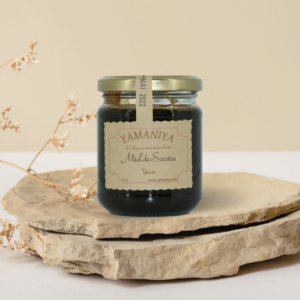 Miel de Socotra pour diabétiques est produit par les abeilles qui butinent les fleurs rares et endémiques de l'île. Notamment sur les fleurs de jujubier, d'arbre à myrrhe et d'Acacia gommier. Il est connu pour être l'un des miels les plus rares au monde. Très prisé pour sa qualité exceptionnelle et ses propriétés médicinales uniques. Selon les légendes locales, le miel de Socotra a des propriétés curatives.