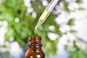 Huile Essentielle verveine odorante www.yamaniya.com L'huile essentielle de verveine odorante, aussi nommée huile de Aloysia citrodora ou huile de verveine citronnelle, est une autre méthode populaire d'utilisation de cette plante aux multiples bienfaits. Extraite des feuilles de la verveine odorante par distillation à la vapeur, cette huile conserve de nombreuses propriétés bénéfiques de la plante, et peut être utilisée de différentes façons pour le bien-être.